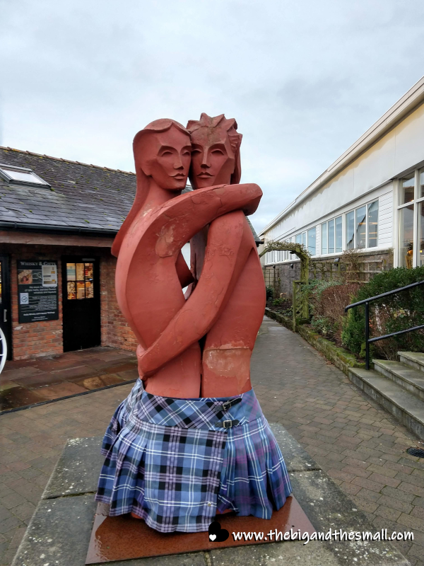 Couple Statue.png
